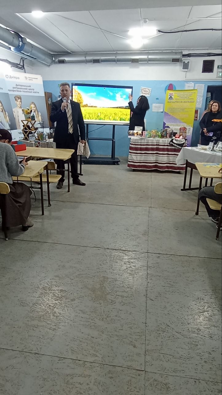 Возможно, это изображение телевизор, отдел новостей и текст