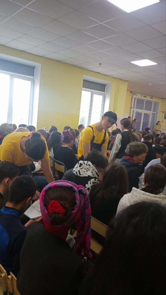Возможно, это изображение один или несколько человек и толпа