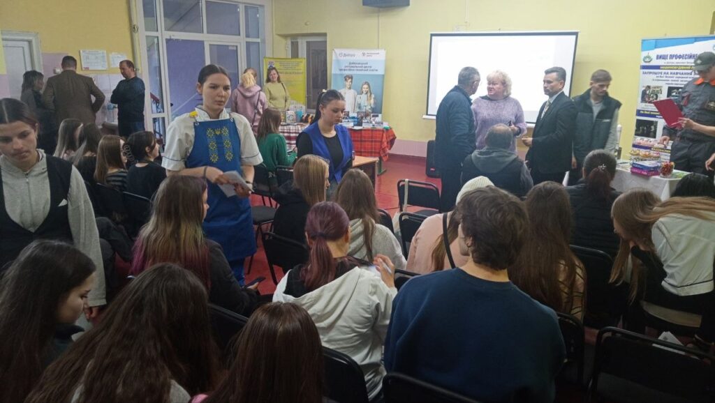 Возможно, это изображение учеба и толпа