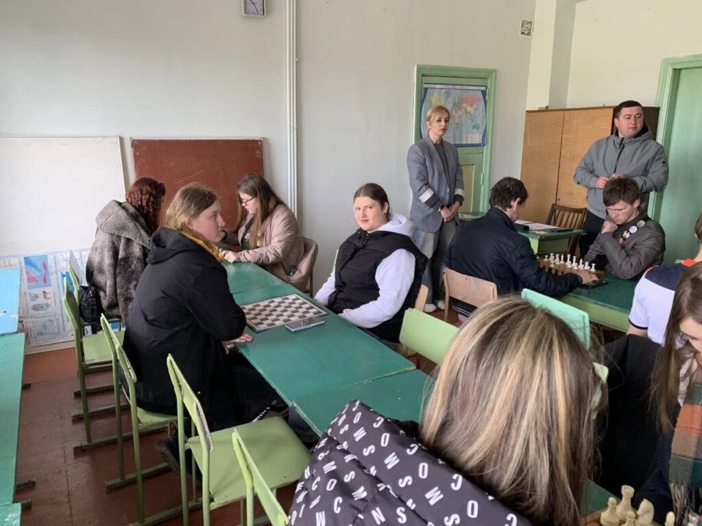 Возможно, это изображение учеба, стол и шахматы