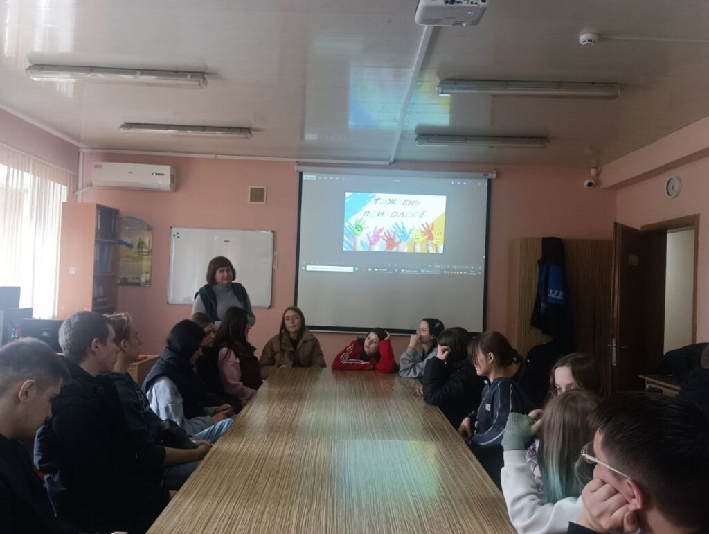 Возможно, это изображение один или несколько человек, люди учатся и текст "Ж EHS H 1 ononi 2 2 2 0 มง"