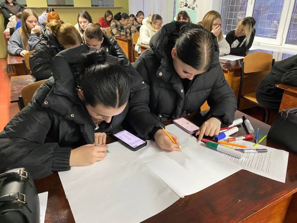 Возможно, это изображение учеба и текст