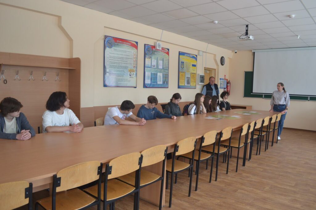 Возможно, это изображение учеба и стол