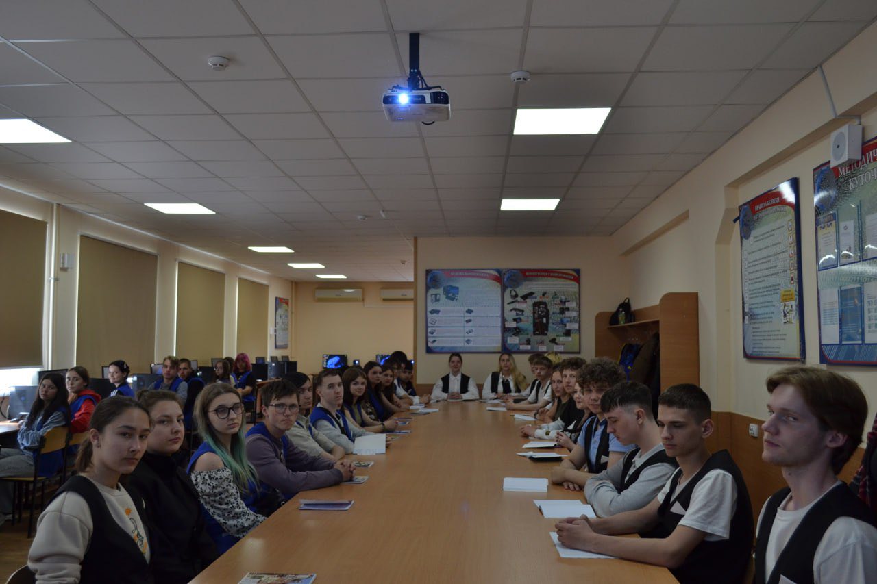 Возможно, это изображение учеба, стол и текст