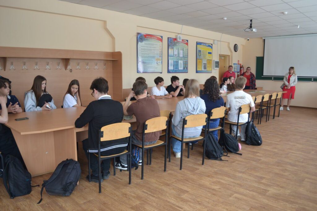 Возможно, это изображение один или несколько человек, люди учатся, стол, больница и текст