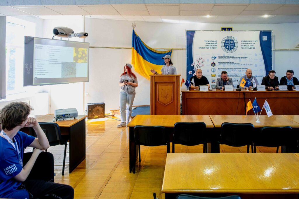 Возможно, это изображение один или несколько человек, люди учатся и текст