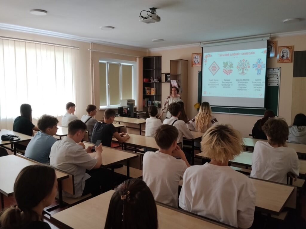 Возможно, это изображение один или несколько человек, люди учатся и текст