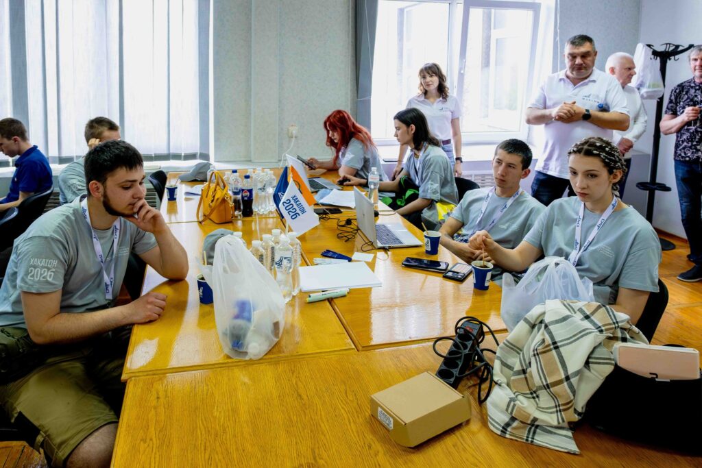 Возможно, это изображение один или несколько человек, люди учатся, шахматы и стол