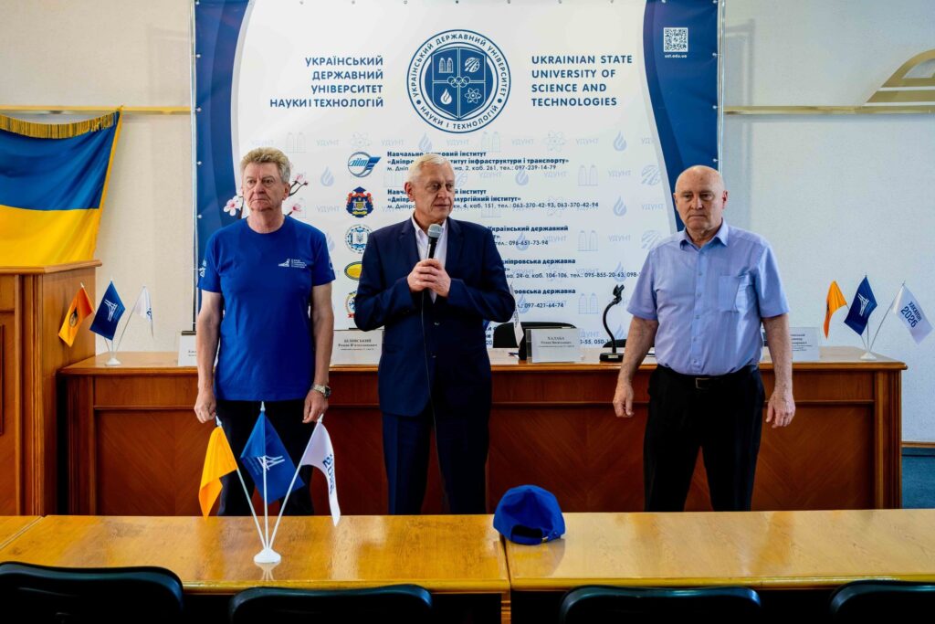 Возможно, это изображение помост и текст