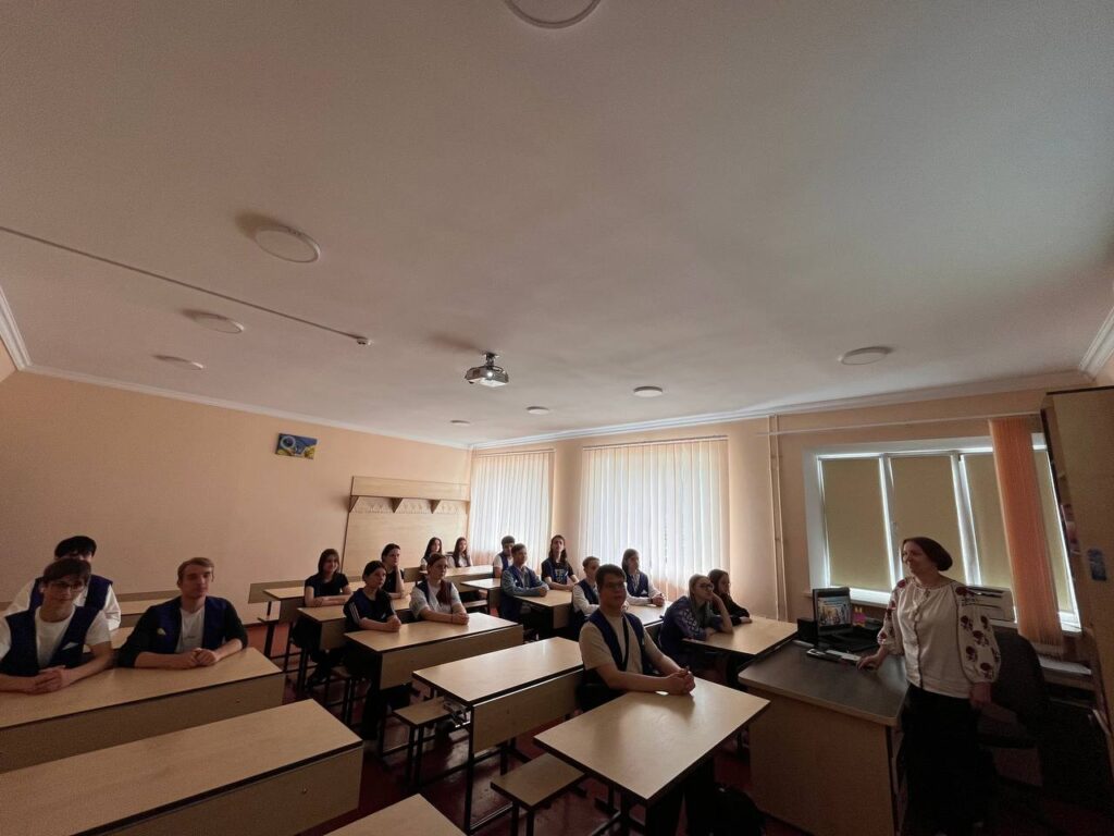 Возможно, это изображение учеба и стол