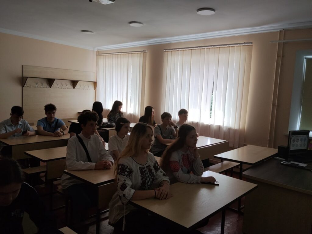 Возможно, это изображение один или несколько человек и люди учатся