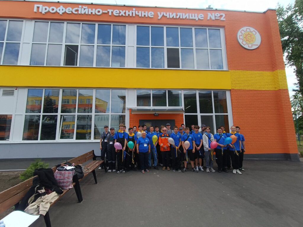 Возможно, это изображение один или несколько человек и текст "Професйно-техничне Профестйно- -техничне училище N°2 @"